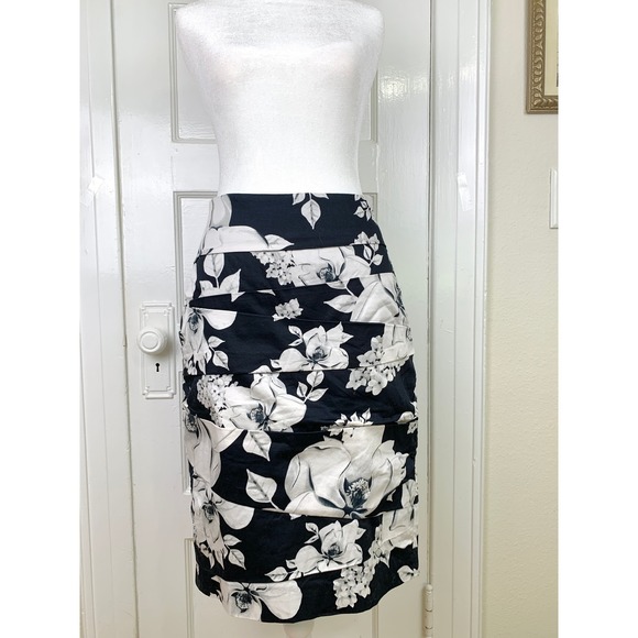 White House Black Market Dresses & Skirts - White House Black Market Floral Ruched Pencil Skirt Magnolia Black White Size 10
